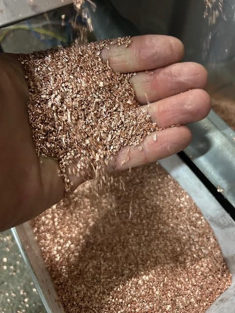 Koppargranulat i hand — slutprodukt från granuleringsprocessen