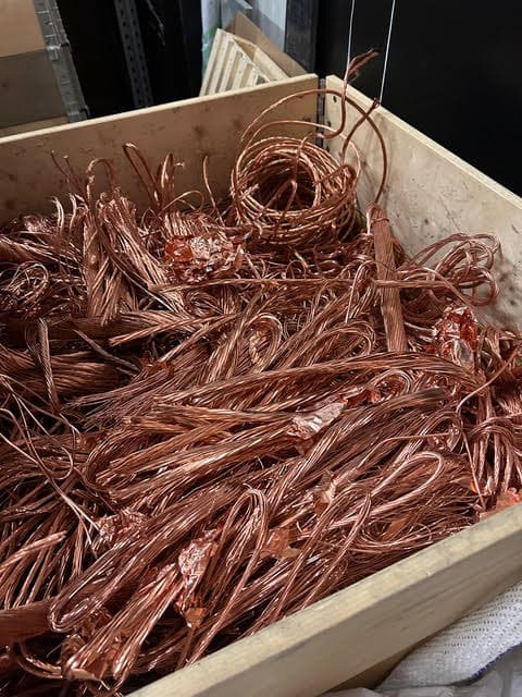 Kopparkablar i låda — råmaterial för återvinning