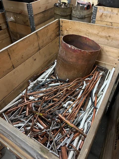 Metallskrot och rör i träbehållare — olika typer av skrot före bearbetning